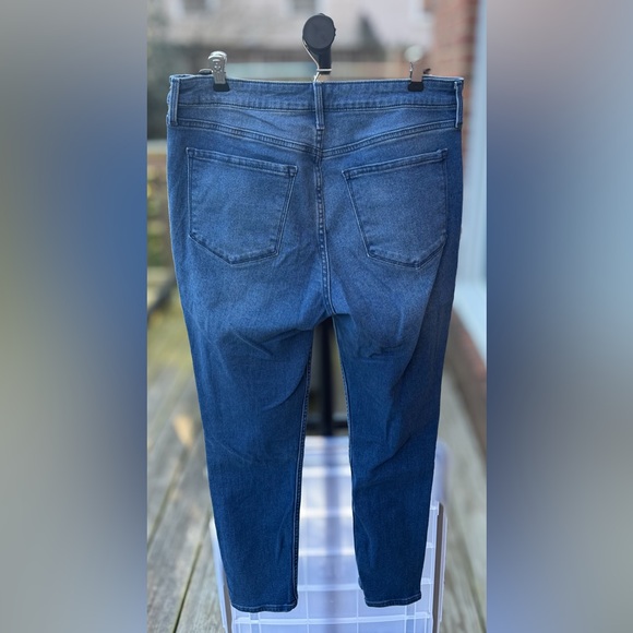 Old Navy High-Waisted Wow Super-Skinny Jeans - Picture 4 of 6